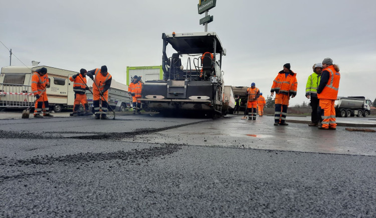 FOTO: Poslední dodělávky a je hotovo. V pondělí se po opravě otevře odpočívka u Velkého Meziříčí