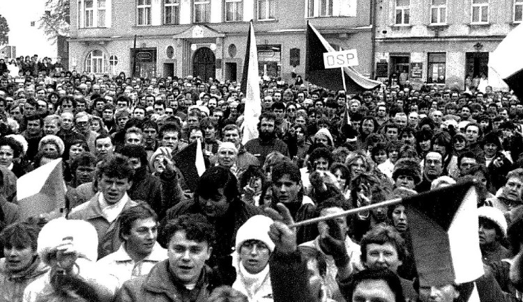 Generální stávka 1989. Lidé dvě hodiny nepracovali a vyšli do ulic, z Vysočiny se přidal Humpolec