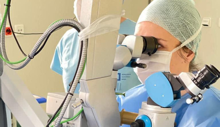 Lékaři v Brodě mají za sebou unikátní operaci. Ženě se zeleným zákalem pomůže speciální implantát
