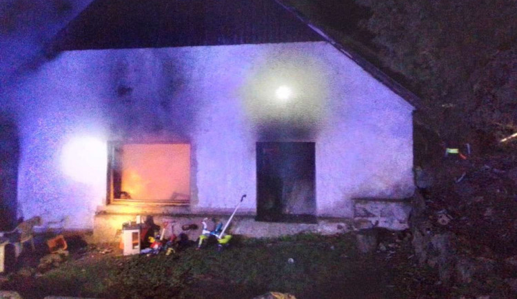 Ve Staré Říši hořel rodinný dům. Jeho dva obyvatelé skončili v péči lékařů