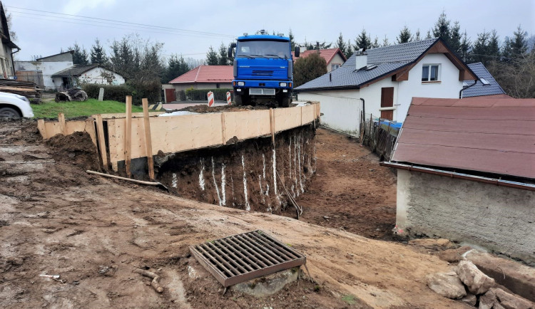 Stavební dělníci pokračují v zajištění svahu ve Stříbrných Horách. Prohlédněte si fotky z místa