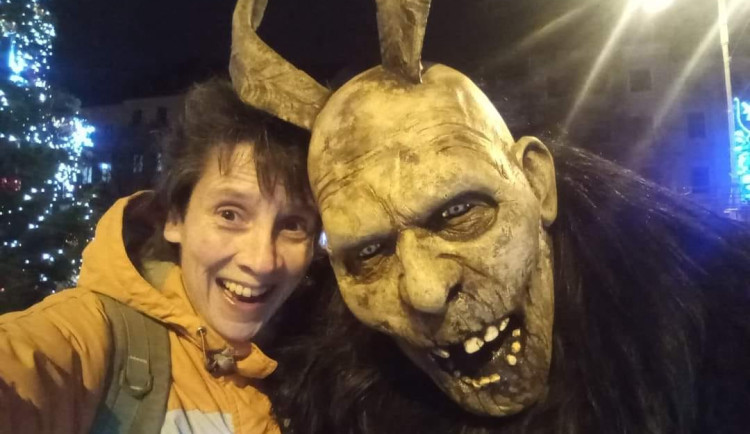 Ostuda. Průvod krampusů v jihlavském centru zkazili romští teenageři, došlo i na fyzické napadení dítěte