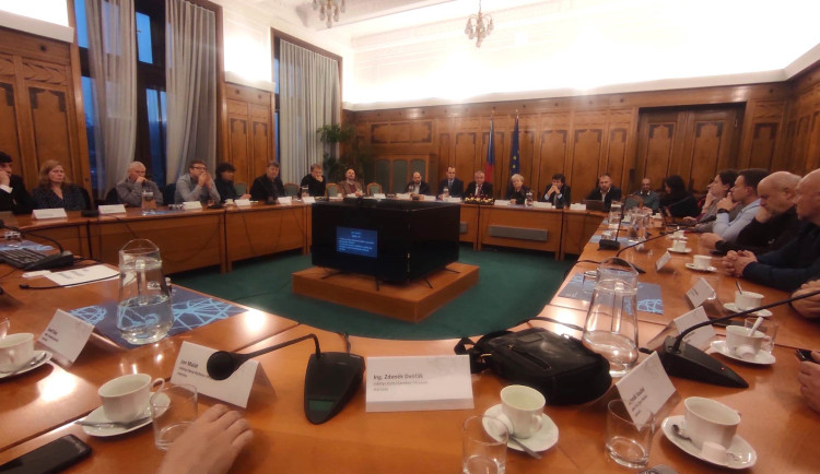 Zástupci lokalit na Vysočině jednali s ministrem Síkelou. Zákon k úložištím radioaktivního odpadu rozšíří práva obcí, řekl