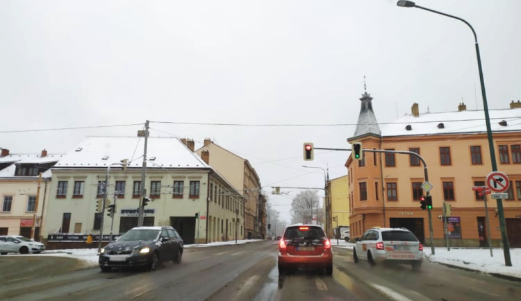 Sníh komplikuje cestování v kraji. Problémy mají kamiony, na D1 policie snížila rychlost