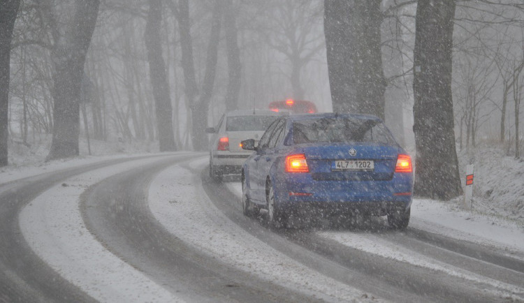 Policisté od rána řešili 26 nehod. Dodržujte bezpečnou vzdálenost a pozor na namrzlé silnice, vzkazují