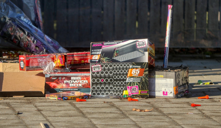 Pozor na pyrotechniku, neopatrnou manipulací hrozí požár a vážně popáleniny. Co (ne)dělat s petardami?