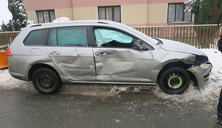 Od rána se stalo 23 nehod, tři lidé jsou zranění. Řidiči si policii stěžovali na kluzké a zasněžené silnice