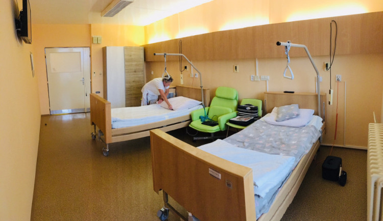 Na návštěvu za blízkými raději přibalte respirátor, žádá vedení jihlavské nemocnice