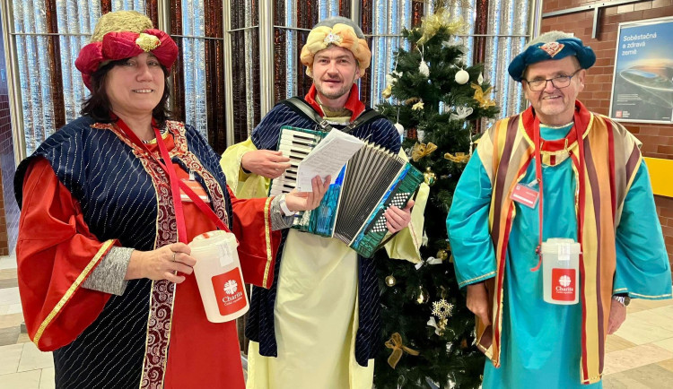 Tři králové dorazili také do Jaderné elektrárny Dukovany, koledovali pro třebíčskou charitu