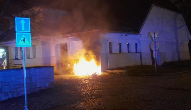 Cizinec v Jihlavě zaměstnal hasiče i policii. V centru města zapálil kontejnery, skončil v cele