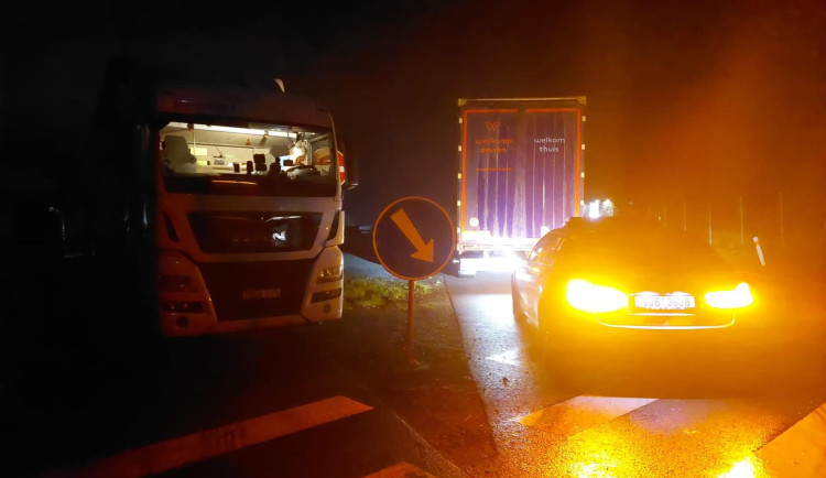 FOTO: Kontroly na D1. Policie ráno pokutovala řidiče kamionů, kteří parkovali tam, kde neměli