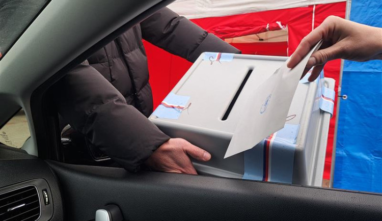Lidé v izolaci kvůli covidu dnes vybírají prezidenta. Kde na Vysočině najdeme drive-in stanoviště?