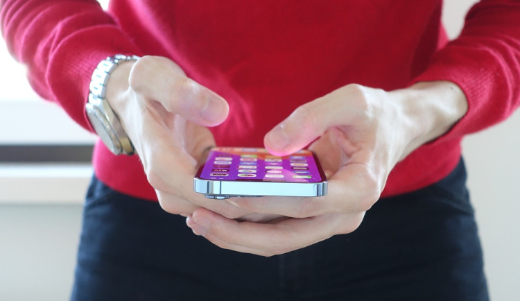 Muž ve vlaku přišel o svůj iPhone za 18 tisíc. Zloděj mu ho ukradl z batohu