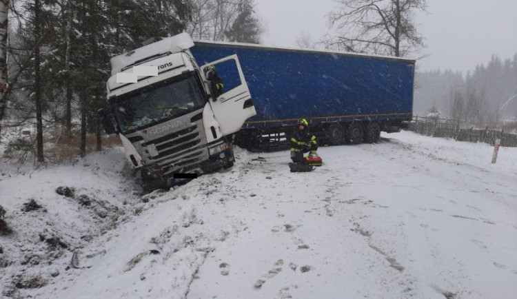 Řidiči, buďte opatrní, vyzývá policie. Některé silnice na Vysočině mohou namrzat, od rána se stala řada nehod
