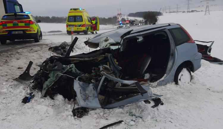 Tragický střet osobního auta s nákladním. Řidič během transportu vrtulníkem podlehl svému zranění