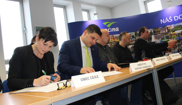 VIDEO: Zástupci 17 obcí a vedení kraje dnes podepsali memorandum kvůli úložišti jaderného odpadu