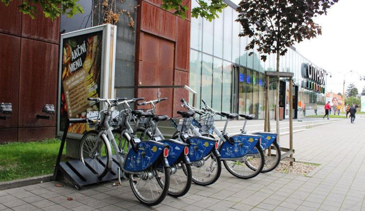 Sdílená kola budou po Jihlavě jezdit dál, rozhodli zastupitelé. Počet bicyklů a stanovišť zatím zůstane stejný