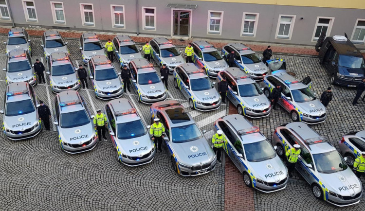 Majáky na znamení toho, že se blíží pomoc. Policisté dnes minutou ticha uctí oběti trestných činů