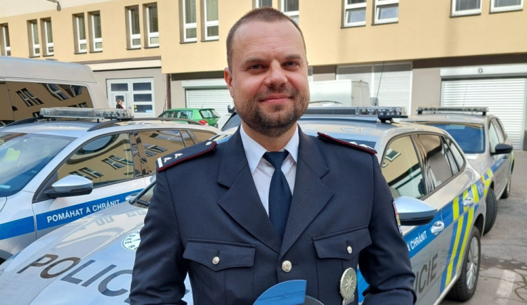 Policista neváhal a pomohl muži, který zkolaboval na ulici. Život seniora zachránila srdeční masáž a defibrilátor