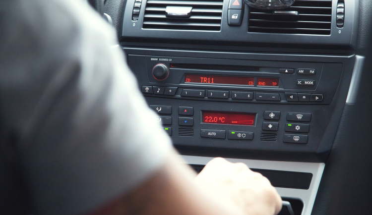 Muž v Jihlavě dostatečně nezajistil nákladní auto, to se rozjelo. Narazilo do značky a parkovacího automatu