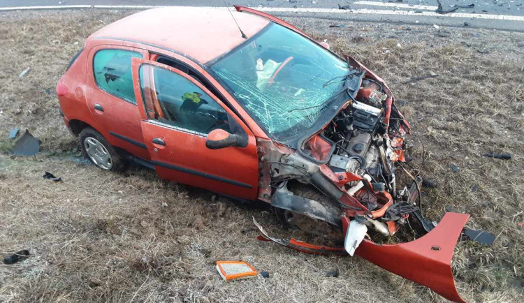 FOTO: U Velkého Beranova ráno bourala dvě osobní auta. Jeden člověk se zranil a skončil v péči lékařů