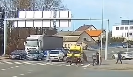 Lhostejnost a bezohlednost. Chodci v Pelhřimově přecházeli před houkající sanitkou, pacient musel počkat