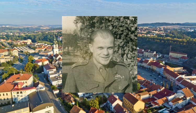 Třebíč zavzpomíná na plukovníka Jana Bartejse odhalením pamětní desky, procházkou a průletem vrtulníku
