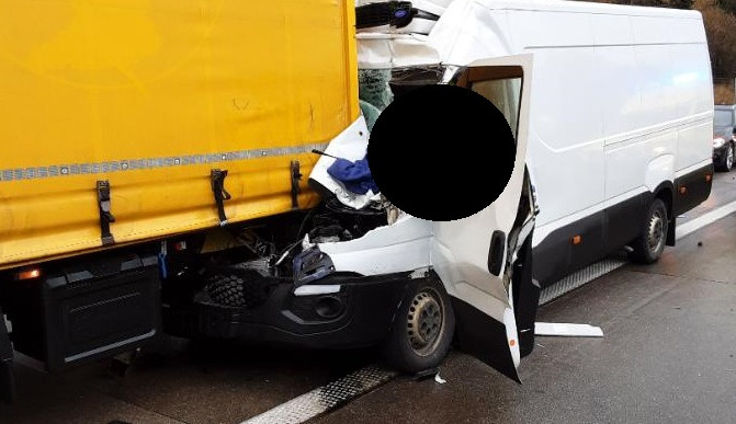 Vážná nehoda zastavila provoz na D1. Hasiči vyprošťovali řidiče z dodávky, na místě zasahoval vrtulník