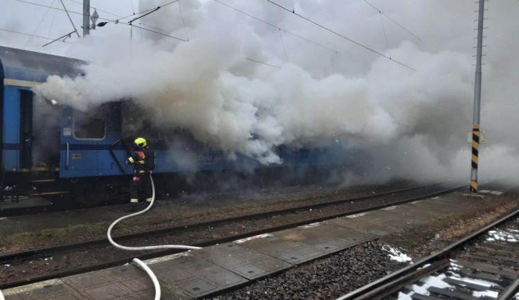Na nádraží v Brodě hořel vlak, požár byl založený úmyslně. Policie zadržela podezřelého