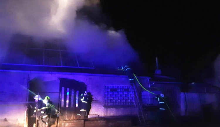 FOTO: Pět hasičských jednotek bojovalo s požárem střechy. Na ní byly umístěny solární panely