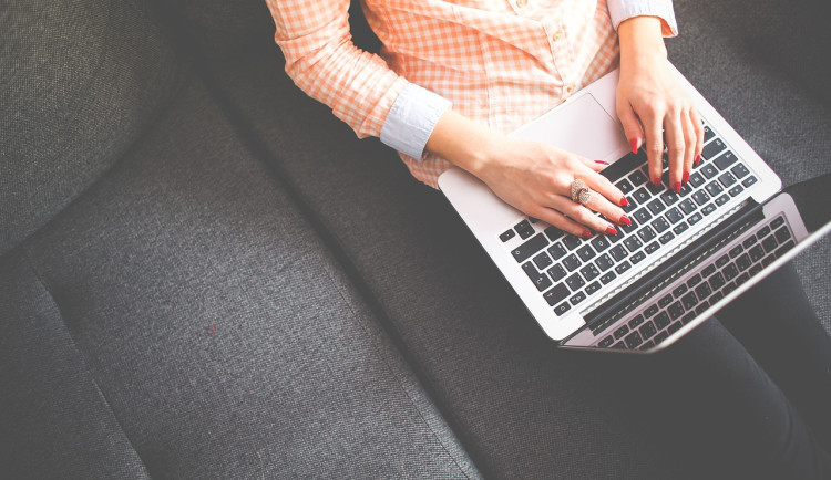 V hlavní roli domnělý voják na misi či námořník. Další důvěřivé ženy naletěly podvodníkům na internetu
