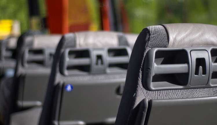 Mladík se probudil na neznámém místě v zamčeném autobusu. Po telefonátu na policii se mu navíc vybil mobil