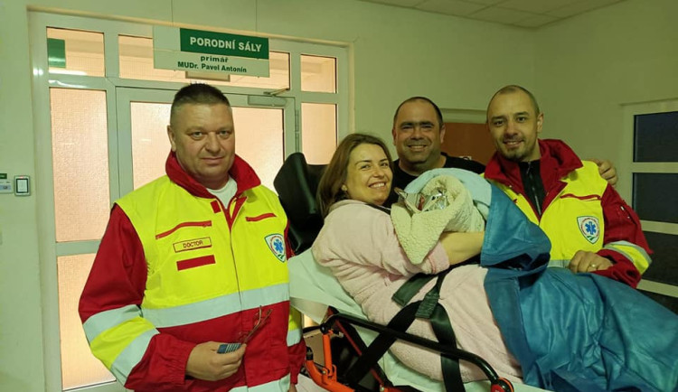 Do porodnice by se to už nestihlo. Humpolečtí záchranáři asistovali u narození Julianky v domácím prostředí