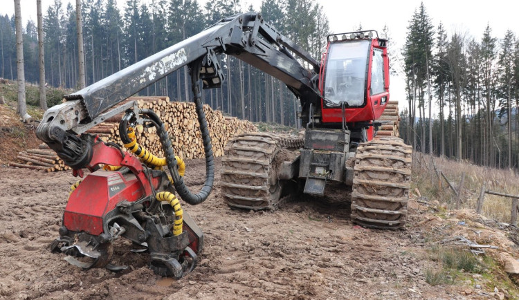FOTO: Vandal poškodil harvestor, navíc ho vystříkal hasičákem. Hledá ho policie, pomoci může i veřejnost