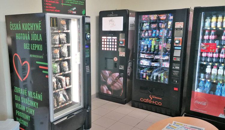 ANKETA: Novinka v pelhřimovské nemocnici. Pro celiaky a lidi s intolerancí tam mají bezlepkový automat