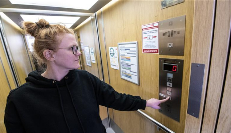 Měsíc pouze po schodech. Na magistrátě se vymění skoro 30 let starý a již nespolehlivý výtah