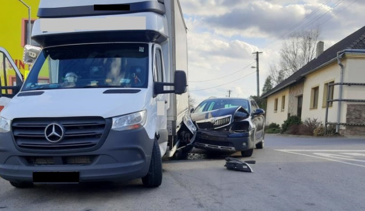 Nehoda ve Staré Říši za 180 tisíc korun. Řidič Mercedesu nedal přednost a došlo ke střetu s Octavií