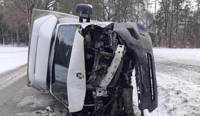 Dopolední nehoda u Lhotky, řidič se zranil po nárazu do stromu. Přizpůsobte jízdu počasí, radí policie