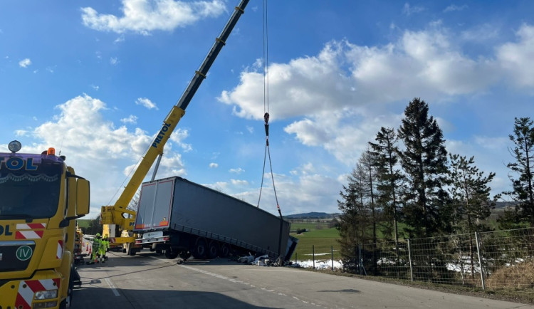 Perný den na D1: provoz v úterý omezovalo celkem 16 nehod, nyní je dálnice již plně průjezdná