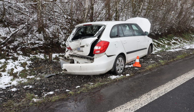 Při nehodě na obchvatu Habrů se zranila řidička ve Fabii. Policie teď hledá důležité svědky