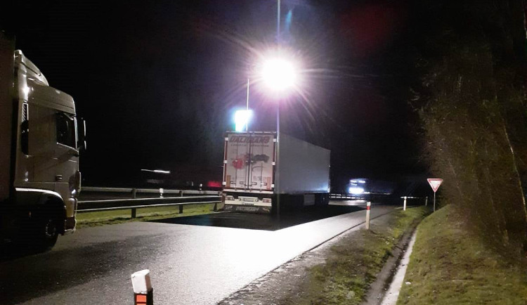 FOTO: Na D1 dnes ráno hlídkovali policisté. Z míst, kde se nesmí parkovat, vykázali 34 řidičů kamionů