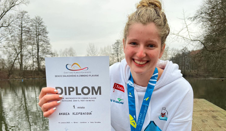 Zlatá plavkyně v kilometrovém závodu Andrea Klementová zachránila život jiné otužilkyni, která se topila