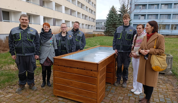 Pacienti na vozíčku teď mohou zahradničit u pavilonu jihlavské nemocnice. Díky speciálnímu truhlíku