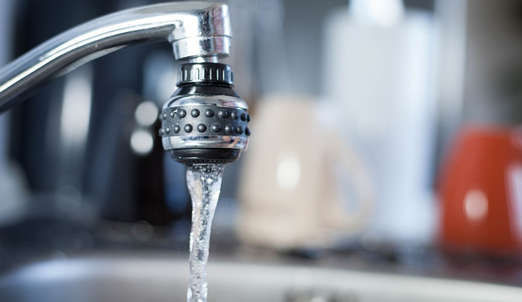 Havárie vodovodního řadu na sídlišti Na Kopci je opravena, nevylučují se ale další problémy