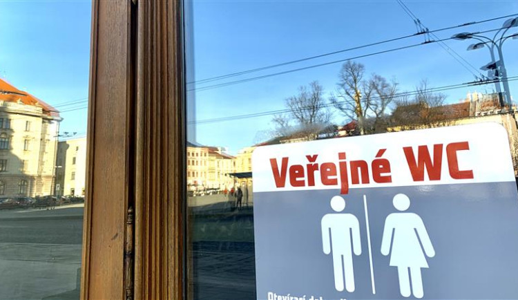 Lidé v Jihlavě opět mohou využít WC v Radniční restauraci. V centru tak jsou po pauze troje veřejné toalety