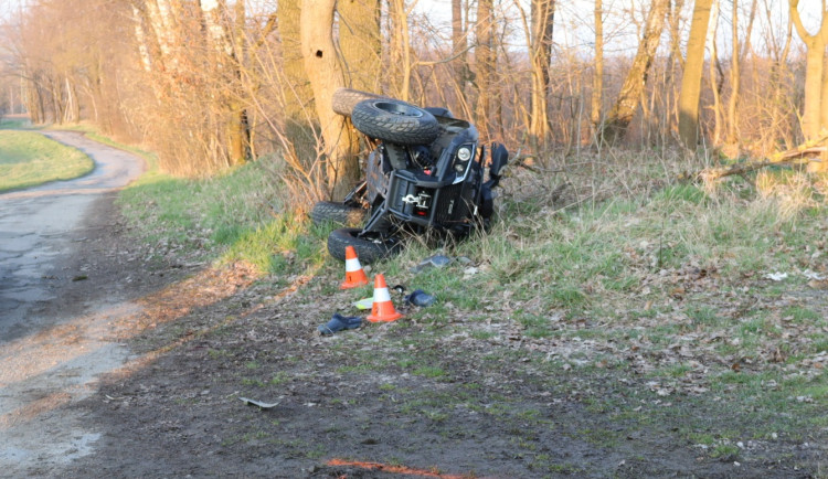 Opilý čtyřiašedesátiletý muž boural na čtyřkolce, na hlavě neměl přilbu. Letěl pro něj vrtulník