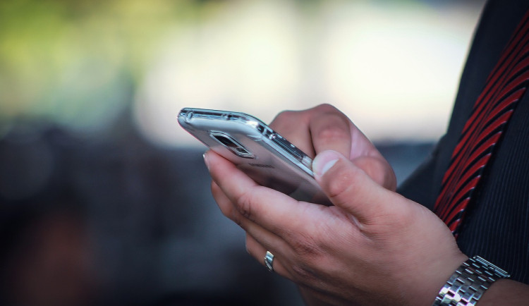 Podvodníci na telefonu. Lidem tvrdí, že mají napadený účet a straší zneužitím citlivých údajů
