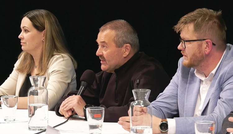 Debata veřejnosti a odborníků o nové parkovací koncepci podruhé. Řidiče v Jihlavě navedou tři barvy