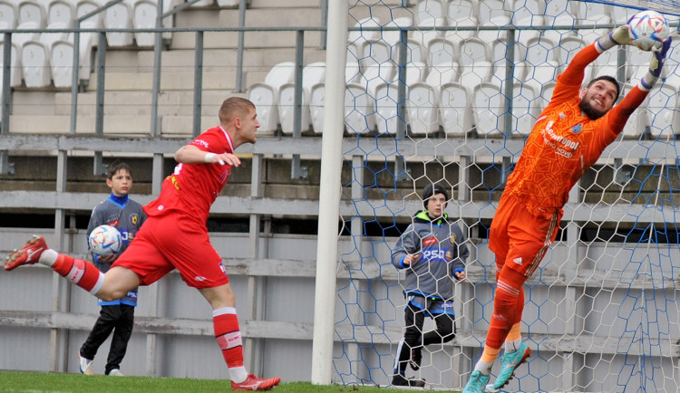 Deštivý večer přinesl první jarní prohru, Vysočina podlehla Líšní 0:1