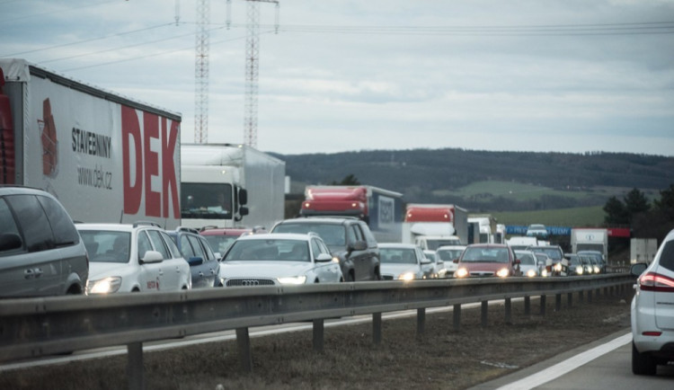 Smrt na D1. Třiadvacetiletý chodec nepřežil ranní střet s autobusem